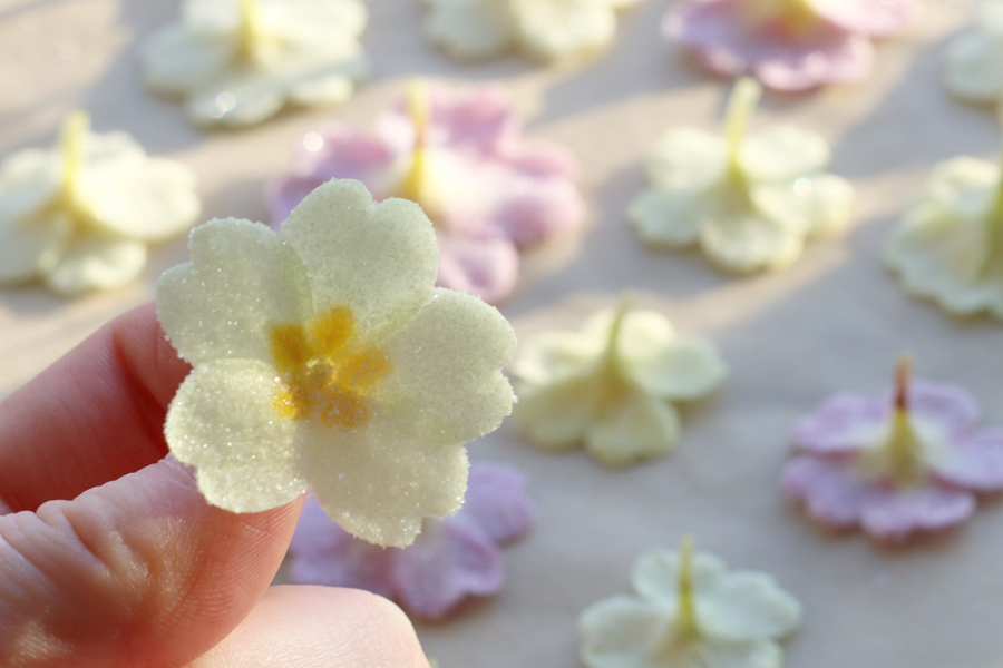 WEDDING CAKE ADVICE How To Incorporate Edible Flowers Into Your